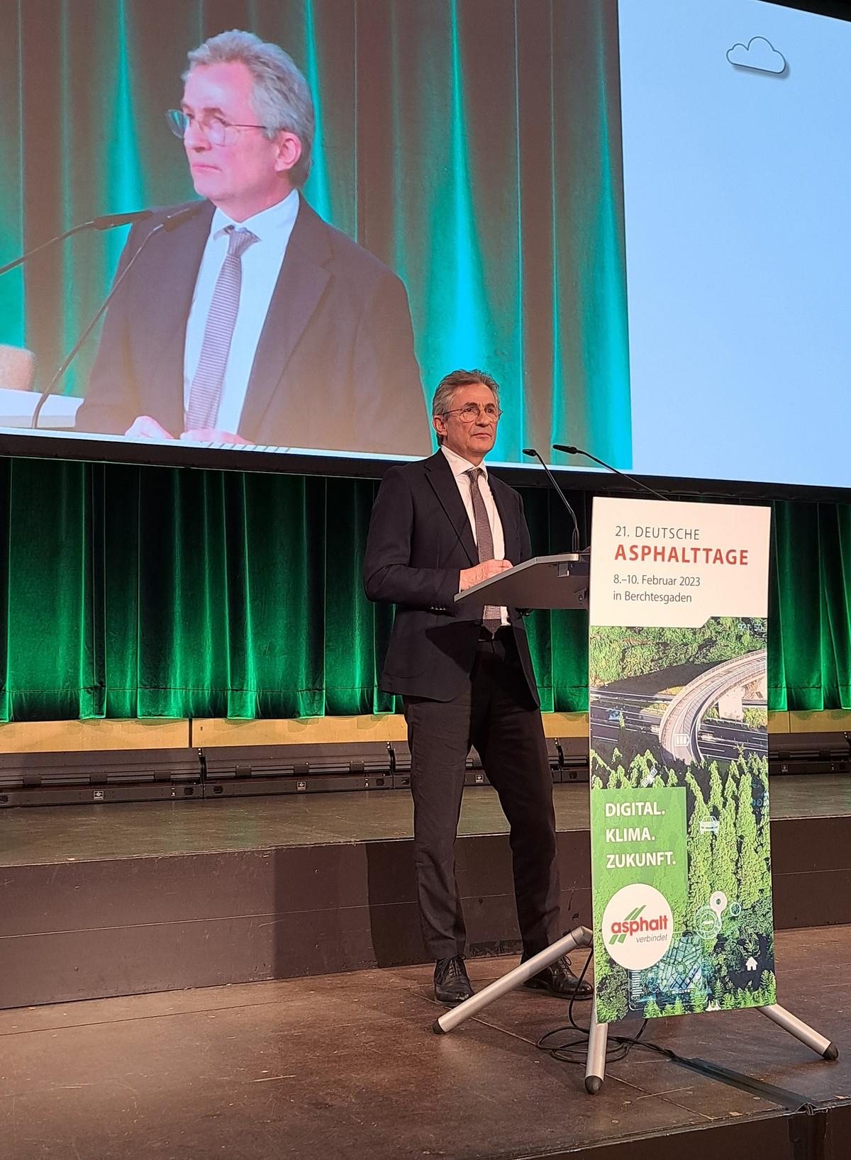 „Wir müssen die Akzeptanz der Straße in der Bevölkerung zurückgewinnen.“ [Peter Hübner, Präsident des Hauptverbandes der Deutschen Bauindustrie] | Foto: DAV