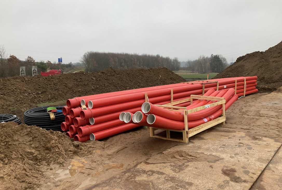 Erdverlegte Höchst- und Hochspannungskabel schützen: Kabelschutzrohr-System KG2000 e-line Erdverlegte Höchst- und Hochspannungskabel schützen: Kabelschutzrohr-System KG2000 e-line
