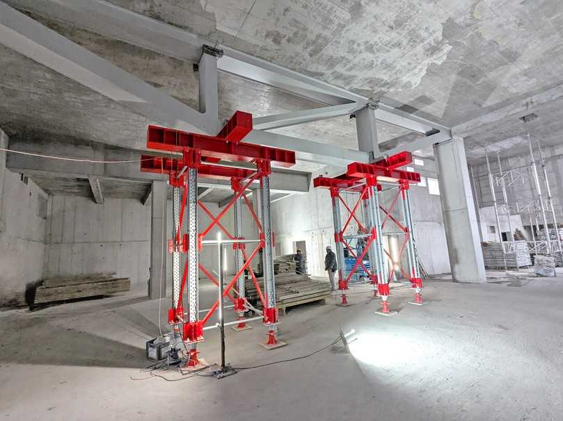 Premiere auf der Baustelle: Das neue MEKit wurde in Karlsruhe erstmals für die temporäre Unterstützung eines Stahlfachwerkträgers eingesetzt. | Foto: Moser