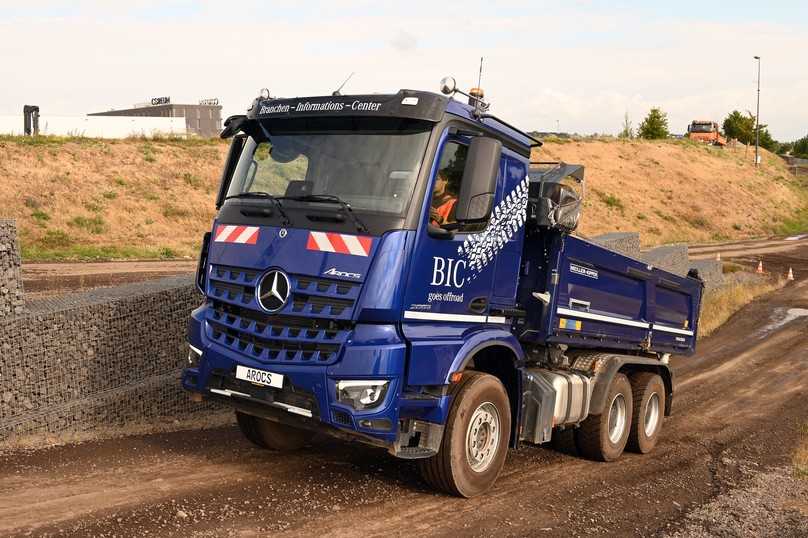 Kraftvoll setzt sich der Mercedes Acros 2653 6x6 mit permanentem Allradantrieb und Turbo-Retarder-Kupplung am Berg in Szene. | Foto: FH