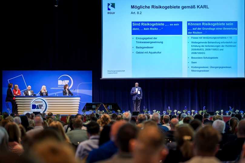 Dr. Issa Nafo (Emschergenossenschaft und Lippeverband) hält einen Kurzvortrag zur Umsetzung der EU-KARL im Panel mit (v.l.) Gunda Röstel (Kaufmännische Geschäftsführerin der SE Dresden), Dr. Christine Wilcken (Bundesumweltministerium), Dr. Michael Kuhn (Kuhn GmbH), Birgit Lange (Umweltministerium Sachsen) und Dr. Gesche Grützmacher (Berliner Wasserbetriebe). | Foto: SE Dresden/Andre Wirsig