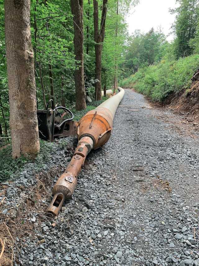Der neue PE-Rohrstrang ist auf Haltungslänge geschweißt und liegt mit Berstkopf zum Einzug bereit. | Foto: Tracto-Technik Der neue PE-Rohrstrang ist auf Haltungslänge geschweißt und liegt mit Berstkopf zum Einzug bereit. | Foto: Tracto-Technik