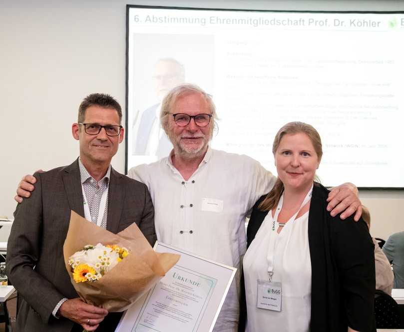 Prof. Dr. Manfred Köhler (Mitte) wurde zum BuGG-Ehrenmitglied ernannt. BuGG-Präsident Dr. Gunter Mann (links) und Sylvia van Meegen, Teamleiterin der BuGG-Geschäftsstelle, gratulierten herzlich. | Foto: Bundesverband GebäudeGrün