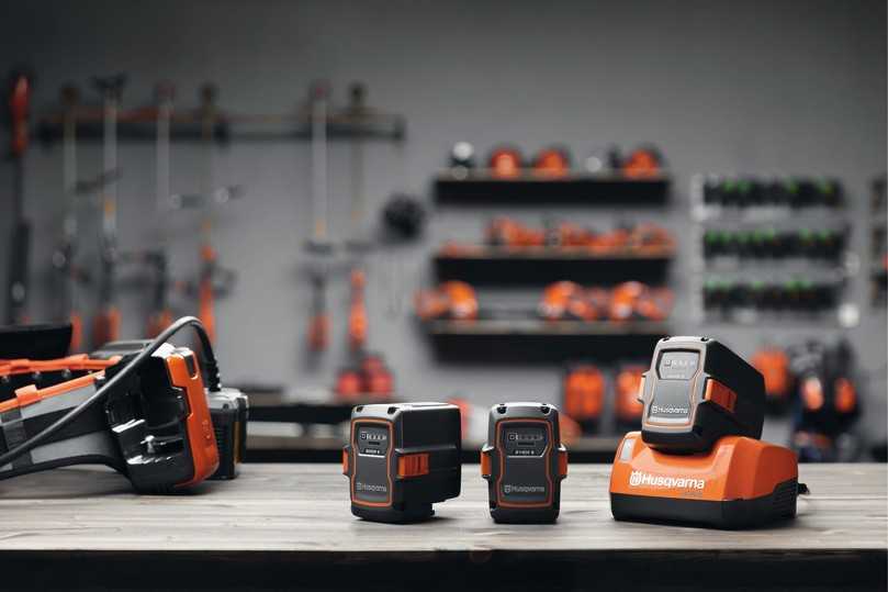 Das Husqvarna-Akkusystem verfügt über einer Vielzahl von Auswahlmöglichkeiten: von leichten Akkus für weniger anspruchsvolle Aufgaben bis hin zu Akku-Rucksäcken für den ganztägigen Gebrauch. | Foto: Husqvarna Das Husqvarna-Akkusystem verfügt über einer Vielzahl von Auswahlmöglichkeiten: von leichten Akkus für weniger anspruchsvolle Aufgaben bis hin zu Akku-Rucksäcken für den ganztägigen Gebrauch. | Foto: Husqvarna