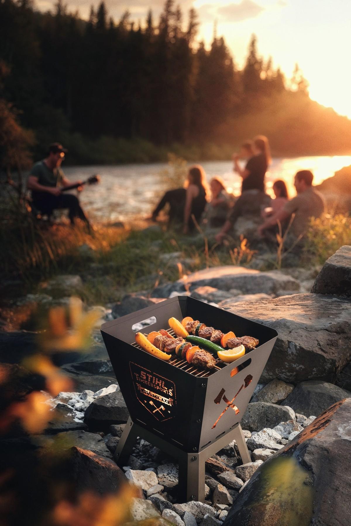 Der Stihl Timbersports Feuerkorb wärmt nicht nur beim gemütlichen Beisammensein an kühleren Abenden, dank des Grillrostes aus Edelstahl lässt sich der Feuerkorb auch blitzschnell zum Grill für das nächste Barbecue umrüsten. | Foto: Stihl Der Stihl Timbersports Feuerkorb wärmt nicht nur beim gemütlichen Beisammensein an kühleren Abenden, dank des Grillrostes aus Edelstahl lässt sich der Feuerkorb auch blitzschnell zum Grill für das nächste Barbecue umrüsten. | Foto: Stihl