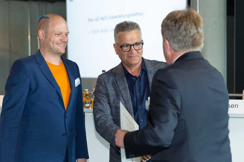 Einer Tradition folgend werden im Rahmen der Jahresversammlung die Urkunden an erfolgreich absolvierte Erstprüfungen überreicht. Präsident Thomsen und Obmann des Güteausschusses, Matthias Fiedler konnten dem Geschäftsführer der EGW Müller GmbH Naumburg, Klaus-Peter Keller, seine Urkunde überreichen. | Foto: GLT Einer Tradition folgend werden im Rahmen der Jahresversammlung die Urkunden an erfolgreich absolvierte Erstprüfungen überreicht. Präsident Thomsen und Obmann des Güteausschusses, Matthias Fiedler konnten dem Geschäftsführer der EGW Müller GmbH Naumburg, Klaus-Peter Keller, seine Urkunde überreichen. | Foto: GLT