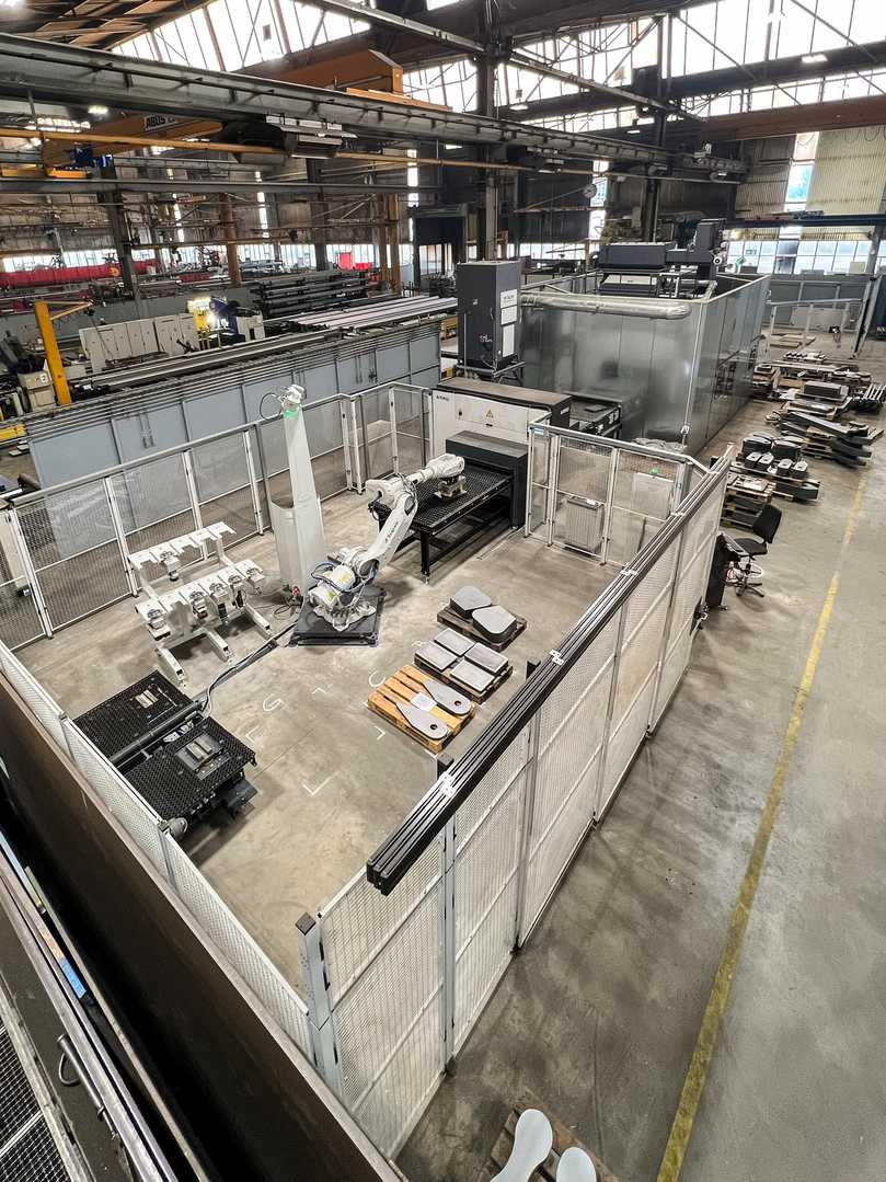 Hoher Automatisierungsgrad im Werk Biberach: Für die Verbesserung der Turmdrehkranproduktion wurde jüngst eine neue Entgratlinie Zuschnitt installiert. | Foto: Liebherr Hoher Automatisierungsgrad im Werk Biberach: Für die Verbesserung der Turmdrehkranproduktion wurde jüngst eine neue Entgratlinie Zuschnitt installiert. | Foto: Liebherr