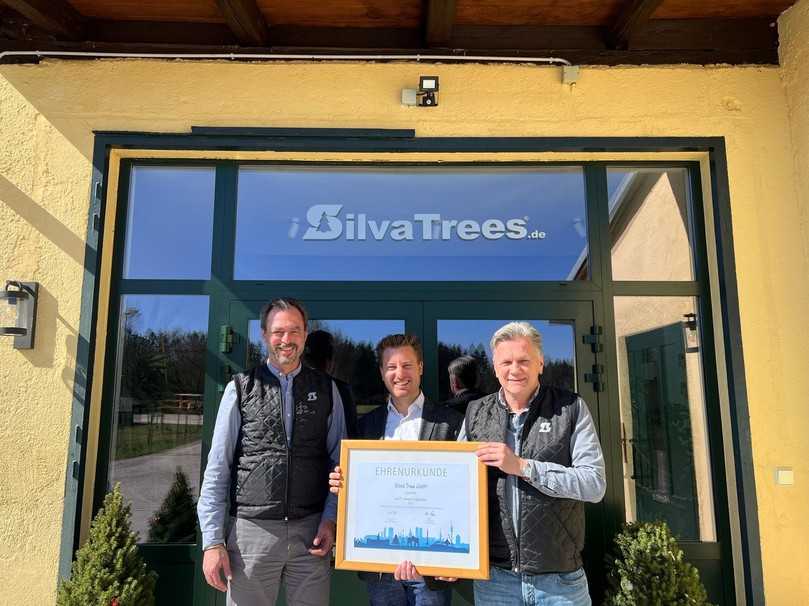 Große Freude zum Firmenjubiläum: Andreas Burkhardt von der IHK (Mitte) überreichte den SilvaTrees-Geschäftsführern Michael Bader (links) und Markus Schauer eine Ehrenurkunde. | Foto: SilvaTrees