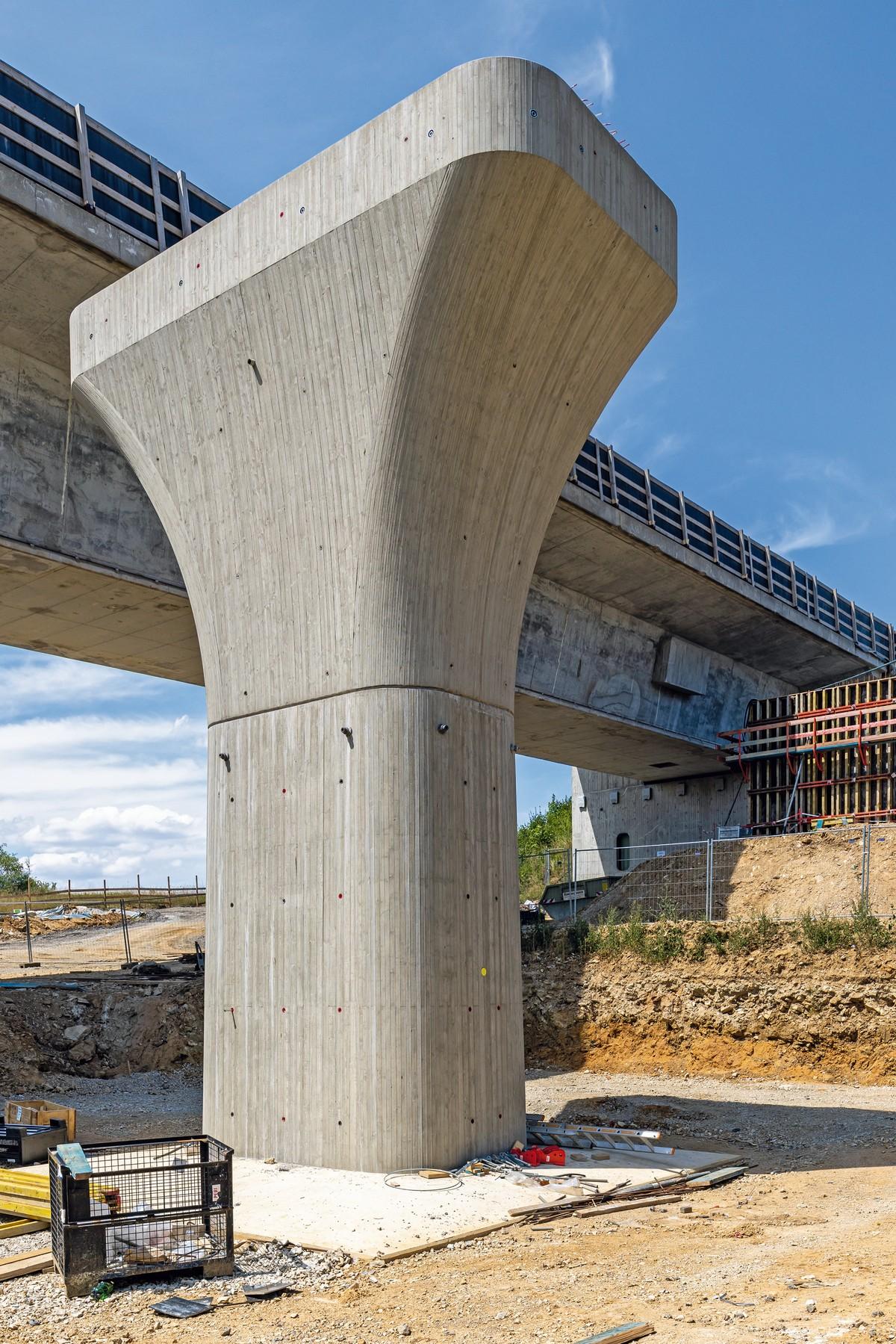 Die in Sichtbetonqualität hergestellten Brückenpfeiler weisen eine aufwendige Geometrie auf. | Foto: PERI Deutschland