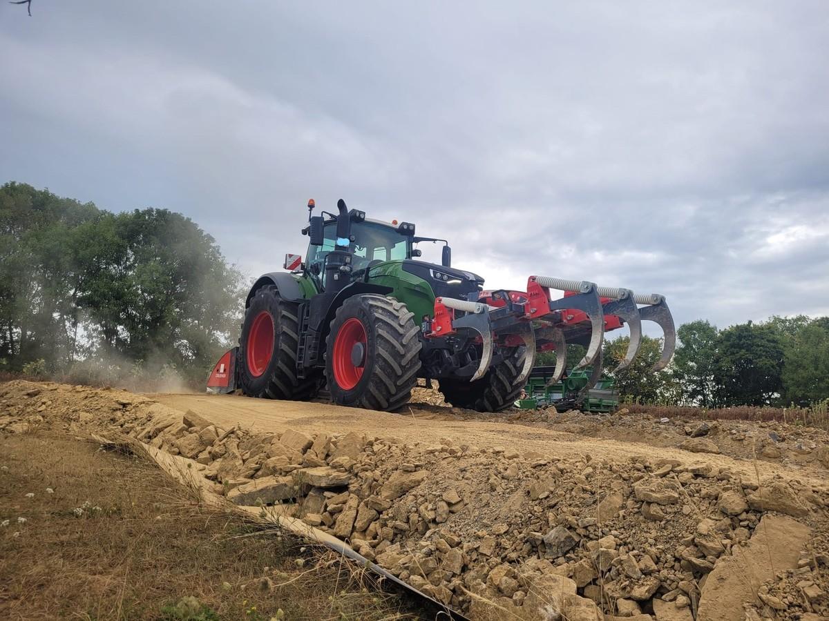 Nicht nur für die Landwirtschaft geeignet: Der PTH Ripper, ein Tiefenlockerer zum Aufbrechen von Wegeoberflächen, verrichtet auch in Steinbruchbetrieben wertvolle Dienste. | Foto: PTH Products