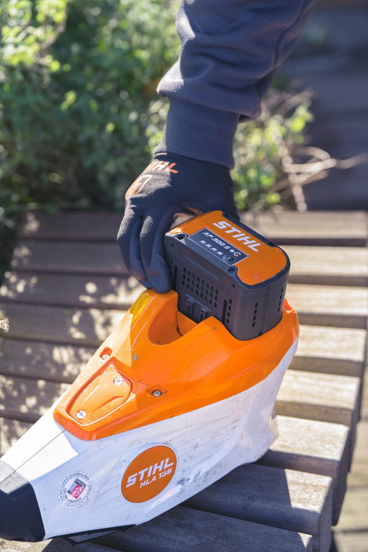 Drei Akkus hätte das Team stets dabei, so dass die den gesamten Arbeitstag über einsatzbereit seien. | Foto: Stihl