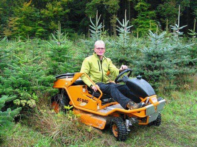 Heiner Lorenz schätzt am AS 940 Sherpa den Komfort: „Der Schwerpunkt ist tief, man hat ein sicheres Gefühl, selbst wenn das Gelände sehr uneben ist. Außerdem sitze ich sehr bequem und habe genügend Platz, obwohl ich recht groß bin – das ist bei Aufsitzmähern absolut nicht selbstverständlich.“ Heiner Lorenz schätzt am AS 940 Sherpa den Komfort: „Der Schwerpunkt ist tief, man hat ein sicheres Gefühl, selbst wenn das Gelände sehr uneben ist. Außerdem sitze ich sehr bequem und habe genügend Platz, obwohl ich recht groß bin – das ist bei Aufsitzmähern absolut nicht selbstverständlich.“