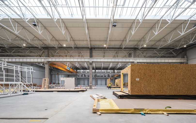 Ein Blick in die moderne Fertigungshalle: 30.000 Quadratemeter Holzmodule will MOD21 in diesem Jahr herstellen. | Foto: MOD21/Maciej Lulko Ein Blick in die moderne Fertigungshalle: 30.000 Quadratemeter Holzmodule will MOD21 in diesem Jahr herstellen. | Foto: MOD21/Maciej Lulko