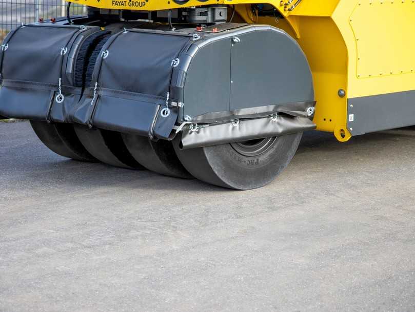 Die optional erhältlichen Wärmeschutzschilde sorgen für eine ausreichend hohe und gleichmäßige Reifentemperatur. | Foto: BOMAG GmbH Die optional erhältlichen Wärmeschutzschilde sorgen für eine ausreichend hohe und gleichmäßige Reifentemperatur. | Foto: BOMAG GmbH