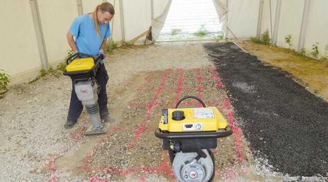 Bahnenweise wurde die Versuchsfläche abwechselnd mit Akku- und Benzinstampfer verdichtet. | Fotos: Erwin Bauer