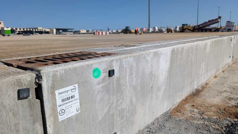 Die am Fraport verbauten Schlitzrinnen mit der Bezeichnung Riki-Ceton Smart verfügen werden aus einer neuen Generation von Beton, dem so genannten Riki-Ceton gefertigt. | Foto: Strabag AG