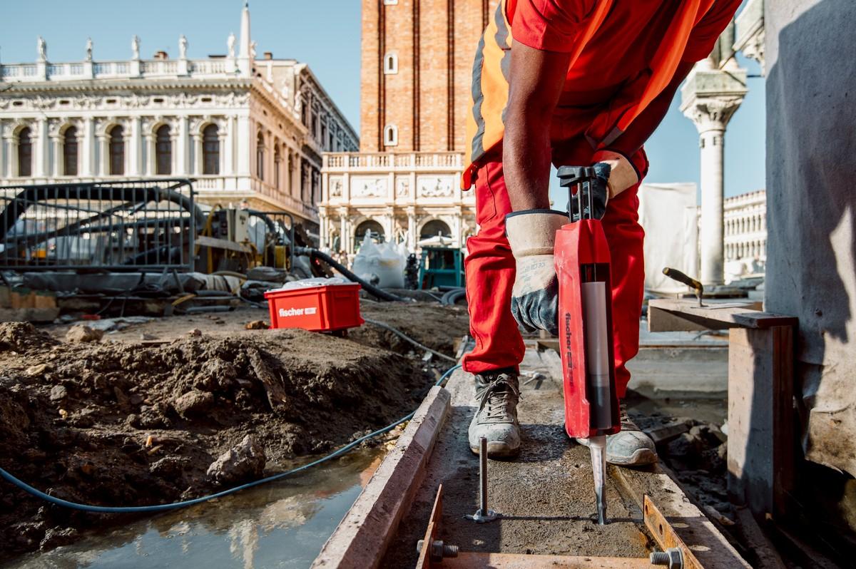 Einbau der Verankerung: Das geht laut Zulassung auch in wassergefüllten Bohrlöchern | Foto: Alberto Chiggiato