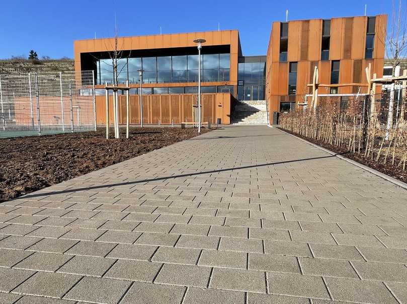 Geschmeidige Oberfläche: Die Offenporigkeit ist dem wasserdurchlässigen Stuttgarter Sickerstein nicht anzusehen. | Foto: Adolf Blatt GmbH + Co. KG Geschmeidige Oberfläche: Die Offenporigkeit ist dem wasserdurchlässigen Stuttgarter Sickerstein nicht anzusehen. | Foto: Adolf Blatt GmbH + Co. KG