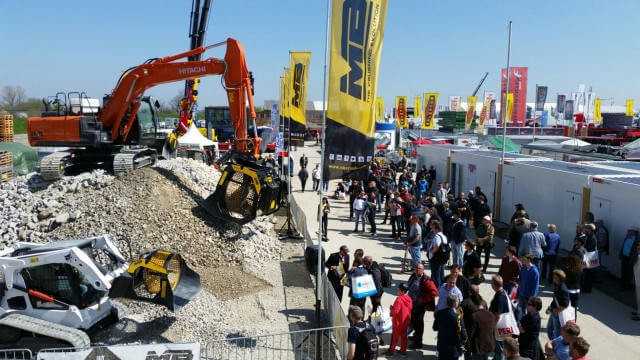 Auf dem 600 Quadratmeter Demofläche in München waren vier Backenbrecher- und Sieblöffel ununterbrochen in Betrieb. | Foto: MB