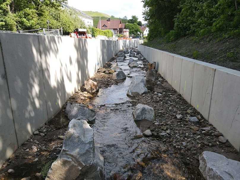 Für die Neugestaltung des Fließweges wurden sowohl die großen Störsteine als auch der Boden aus dem alten Bachbett verwendet. | Foto: Zweckverband Hochwasserschutz Raum Baden-Baden/Bühl Für die Neugestaltung des Fließweges wurden sowohl die großen Störsteine als auch der Boden aus dem alten Bachbett verwendet. | Foto: Zweckverband Hochwasserschutz Raum Baden-Baden/Bühl