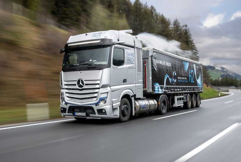 Bergauf unter Volllast muss die Brennstoffzelle im GenH2 Truck tüchtig ackern und stößt sichtbar Wasserdampf aus. | Foto: Daimler Truck AG Bergauf unter Volllast muss die Brennstoffzelle im GenH2 Truck tüchtig ackern und stößt sichtbar Wasserdampf aus. | Foto: Daimler Truck AG