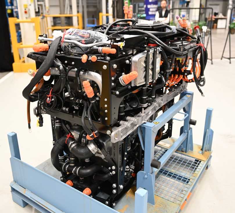 Die Frontbox mit Leistungselektronik und HV-Technik hat ungefähr die Größe eines Sechszylinder-Dieselmotors und sitzt unter der Fahrerkabine. | Foto: QUATEX Die Frontbox mit Leistungselektronik und HV-Technik hat ungefähr die Größe eines Sechszylinder-Dieselmotors und sitzt unter der Fahrerkabine. | Foto: QUATEX