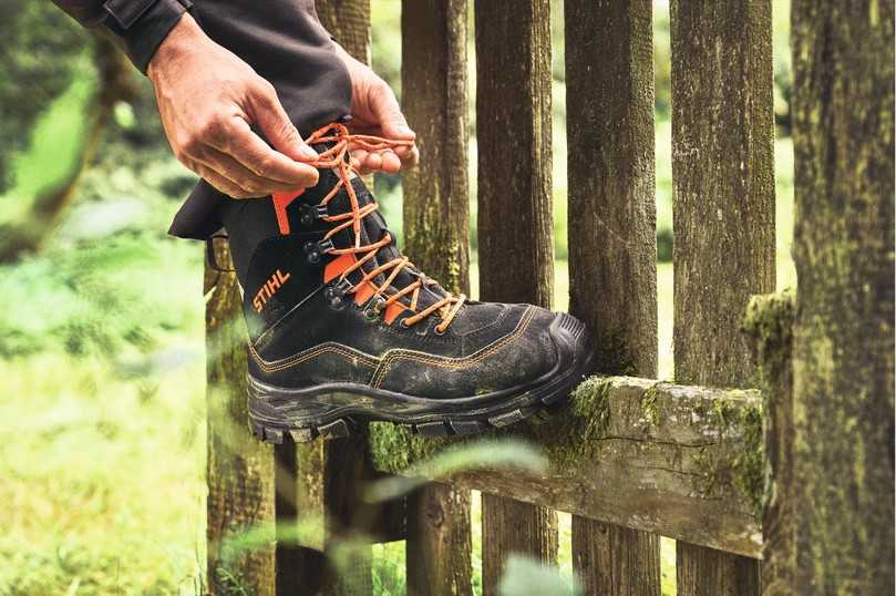 Dank Schnittschutz, Stahlkappen und eingearbeitetem Durchtrittschutz schützen die Motorsägen-Lederstiefel Function Active bei der Arbeit mit der Motorsäge. | Foto: Stihl