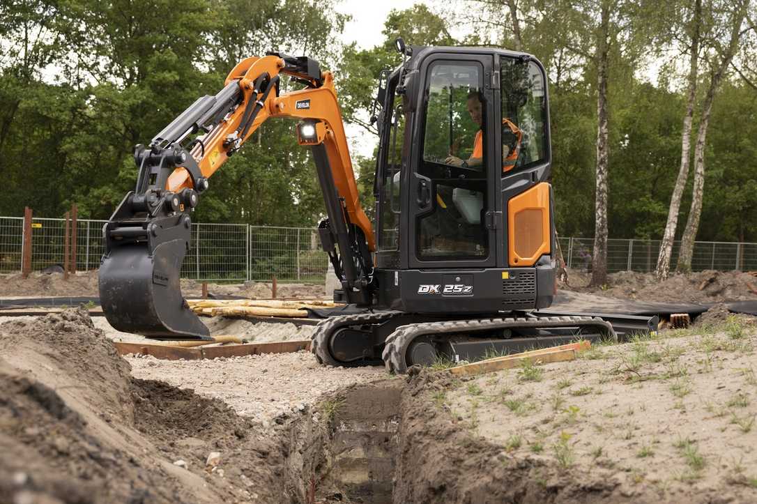 Develon bringt neue Minibagger DX25Z-7 und überarbeiteten DX27Z-7 für GaLaBau und Kommune