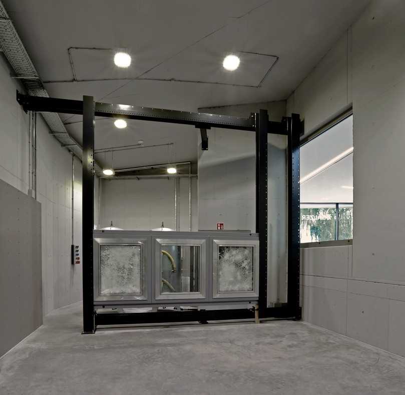 Im Multifunktionsprüfstand des Sälzer Kompetenzzentrums werden die hochsicheren Systeme bis an ihre Grenzen getestet - und darüber hinaus. | Foto: Schüco