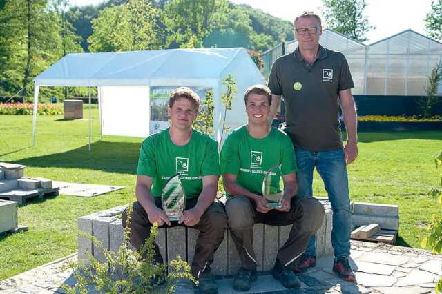 Das Siegerteam (v. l.) Henry Feldmann und Dennis Hülsmann mit Ausbilder Michael Hörmeyer (Meyer zu Hörste GmbH). | Foto: VGL/ Kaisen-Foto