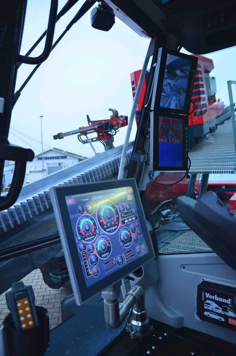 Neu entwickeltes intuitives Bedienkonzept: Über zwei Joysticks können alle Hauptfunktionen angesteuert werden. Das große 19“-Touch-Panel bildet auf einen Blick alle relevanten Bohrparameter sowie den Status der Anlage ab. | Foto: Max Streicher Neu entwickeltes intuitives Bedienkonzept: Über zwei Joysticks können alle Hauptfunktionen angesteuert werden. Das große 19“-Touch-Panel bildet auf einen Blick alle relevanten Bohrparameter sowie den Status der Anlage ab. | Foto: Max Streicher