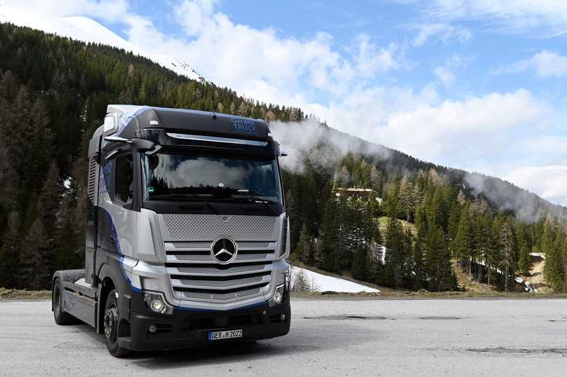 Auch die GenH2 Truck-Sattelzugmaschine mit gasförmig gespeichertem Wasserstoff dampft tüchtig bei Leistungsbedarf. | Foto: QUATEX Auch die GenH2 Truck-Sattelzugmaschine mit gasförmig gespeichertem Wasserstoff dampft tüchtig bei Leistungsbedarf. | Foto: QUATEX