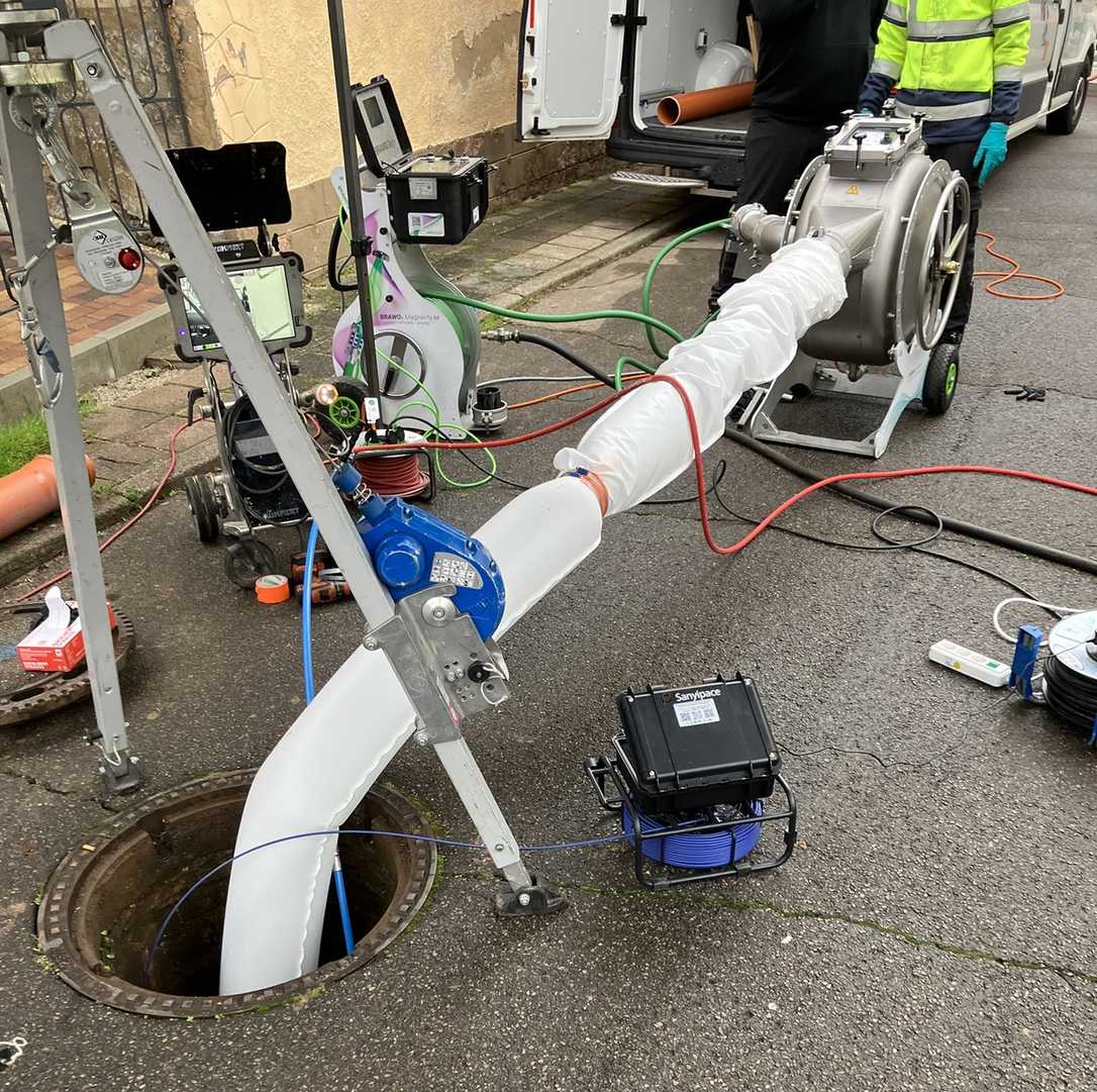 Brawo Remote LC: grabenlose Hausanschluss-Sanierung mit Lichthärtung aus dem Hauptkanal Brawo Remote LC: grabenlose Hausanschluss-Sanierung mit Lichthärtung aus dem Hauptkanal