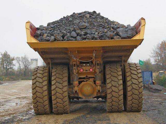 Die 70-Tonnen-Hinterachse des deutschen Herstellers Kessler ist über zwei Dämpfer-Elemente federnd gelagert. Die 24.00R35-Zwillingsbereifung ist Steinbruch-Standard und sorgt für niedrige Betriebskosten.