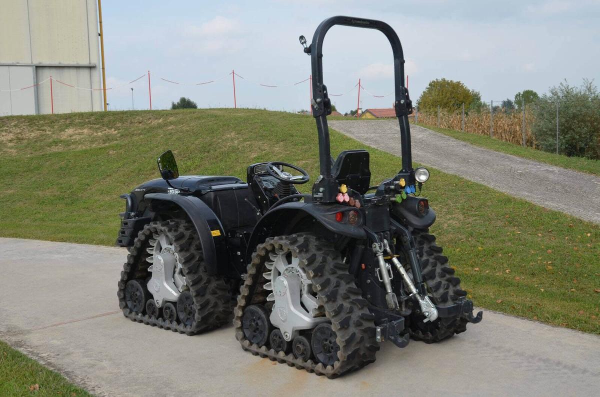 Der "Mach 4" ist ein Spezialtraktor von Antonio Carraro, der dank seiner vier Raupen bei jeder Wetterlage mobil bleibt.