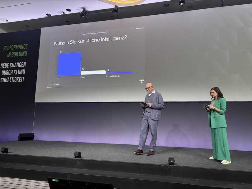 Live-Umfrage im Plenum: Künstliche Intelligenz ist in vielen Unternehmen bereits im Einsatz | Foto: B_I MEDIEN/MJ Live-Umfrage im Plenum: Künstliche Intelligenz ist in vielen Unternehmen bereits im Einsatz | Foto: B_I MEDIEN/MJ