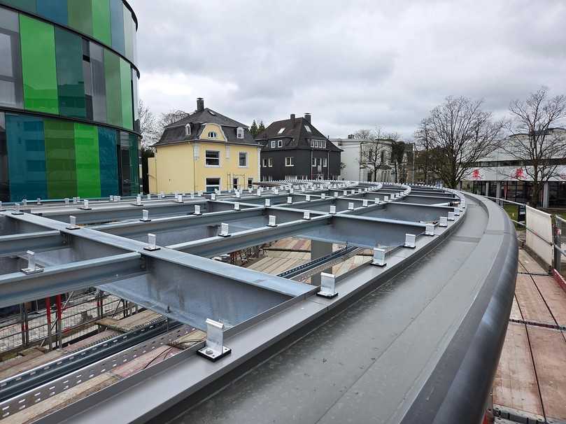 Die Unebenheiten im Stahltragwerk wurden durch Klipps und Distanzkappen ausgeglichen. | Foto: B. Schlichter GmbH & Co. KG Die Unebenheiten im Stahltragwerk wurden durch Klipps und Distanzkappen ausgeglichen. | Foto: B. Schlichter GmbH & Co. KG