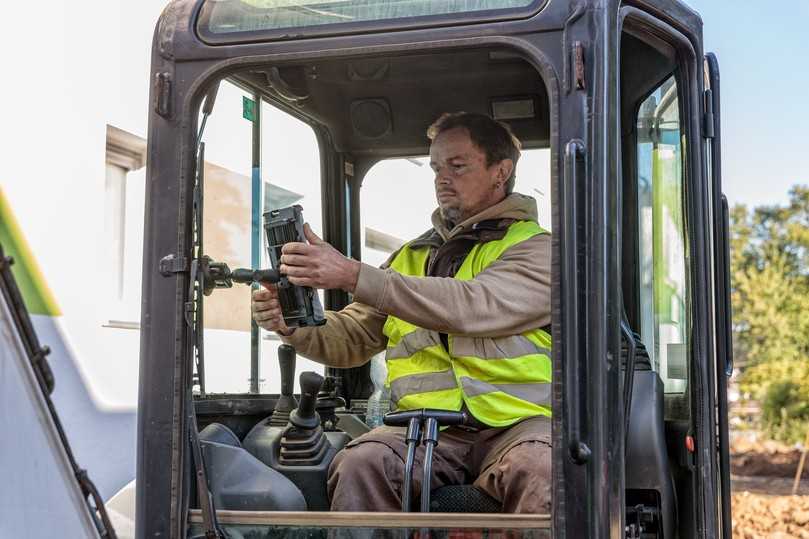 Das Tablet gibt dem Maschinisten alle Informationen, die er benötigt, um die Modellage nach Plan auszuführen. | Foto: Topcon Das Tablet gibt dem Maschinisten alle Informationen, die er benötigt, um die Modellage nach Plan auszuführen. | Foto: Topcon