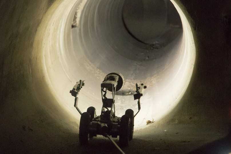 Mit diesem Kamerawagen werden der Auslasskanal und die anderen Röhren in diesem Bereich an der Carolabrücke inspiziert. | Foto: Peter Hilbert Mit diesem Kamerawagen werden der Auslasskanal und die anderen Röhren in diesem Bereich an der Carolabrücke inspiziert. | Foto: Peter Hilbert