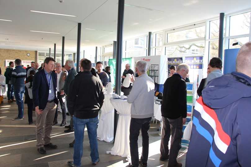 In den Pausen zwischen den Vorträgen nutzten Gäste die Möglichkeit, die begleitende Fachausstellung zu besuchen. | Foto: TAH In den Pausen zwischen den Vorträgen nutzten Gäste die Möglichkeit, die begleitende Fachausstellung zu besuchen. | Foto: TAH