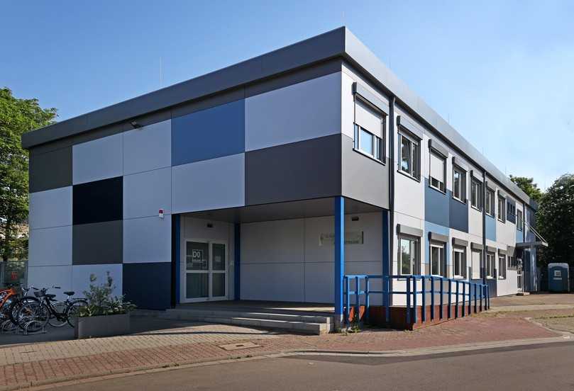 Dasselbe Gebäude wurde umgestaltet für die langfristige Nutzung als Verwaltungsgebäude. Im Zuge dessen hat Algeco eine Fassade aus HPL-Platten montiert. | Foto: Algeco Dasselbe Gebäude wurde umgestaltet für die langfristige Nutzung als Verwaltungsgebäude. Im Zuge dessen hat Algeco eine Fassade aus HPL-Platten montiert. | Foto: Algeco