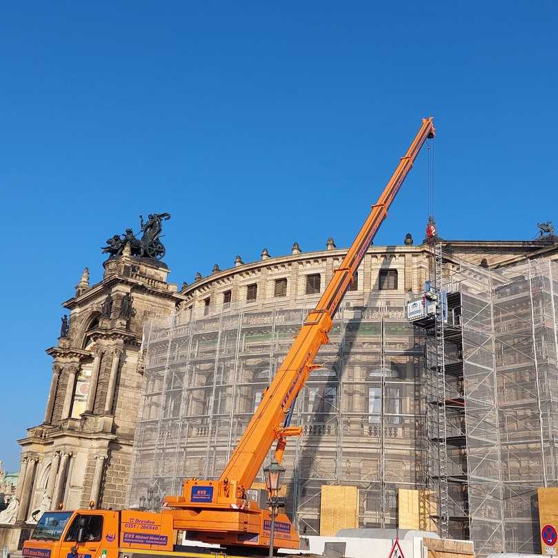 Ausgelegt für bis zu 850 Kilogramm Tragfähigkeit: Beladerampen an zwei Seiten erleichtern den Materialtransport auf die verschiedenen Gerüstebenen. | Foto: Geda