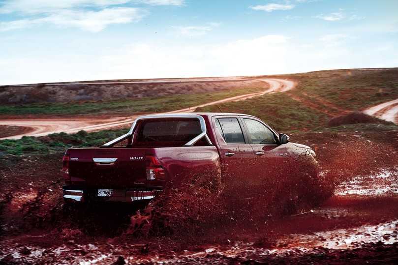 Pickup mit zuschaltbarem Allradantrieb, sperrbarem Differenzialgetriebe an der Hinterachse und Untersetzungsgetriebe: So macht sich der Toyota Hilux besonders gut abseits befestigter Wege. | Foto: Toyota Pickup mit zuschaltbarem Allradantrieb, sperrbarem Differenzialgetriebe an der Hinterachse und Untersetzungsgetriebe: So macht sich der Toyota Hilux besonders gut abseits befestigter Wege. | Foto: Toyota