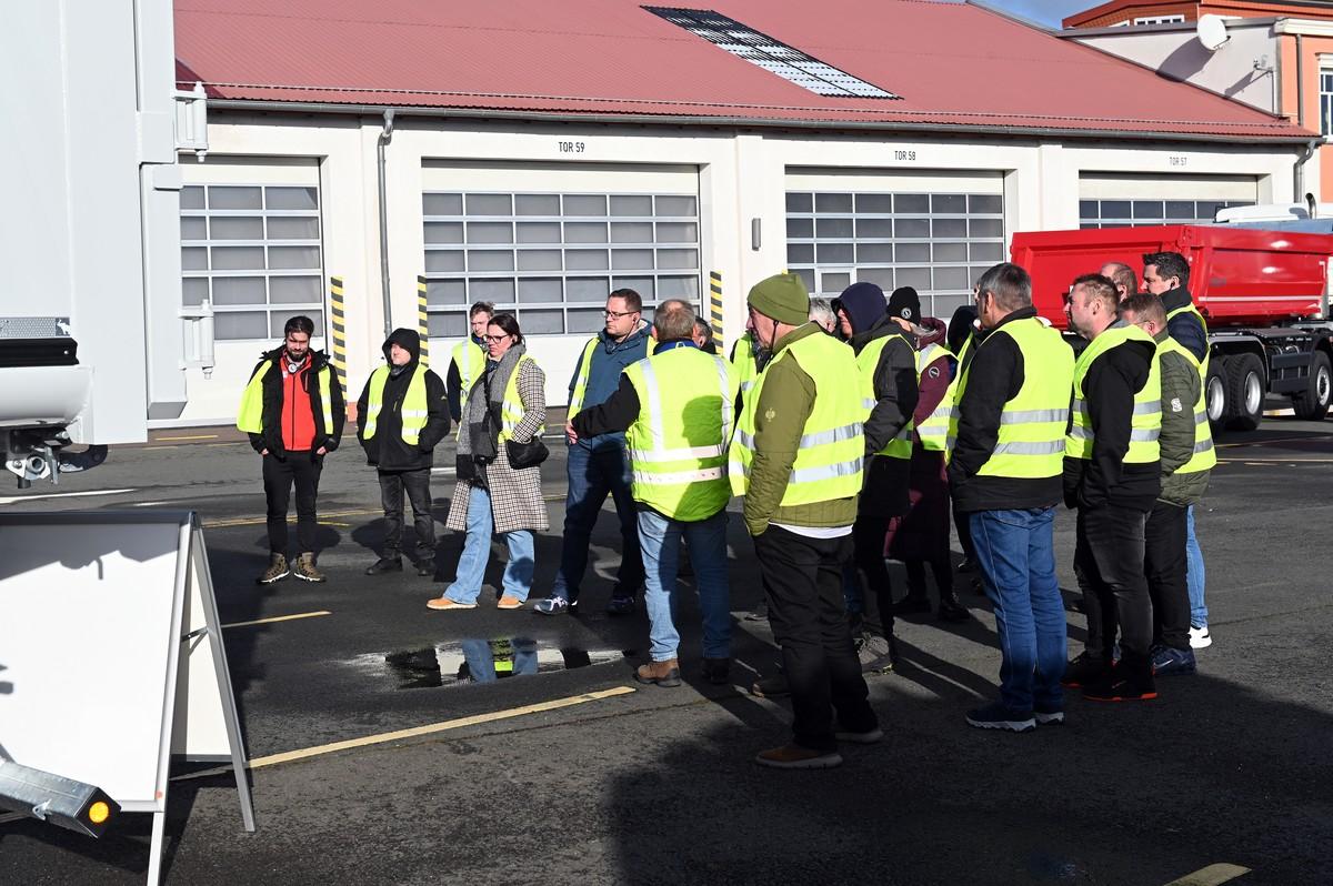 Die insgesamt 250 Besucher der Kippertage werden in Gruppen über das Gelände geführt. | Foto: Quatex