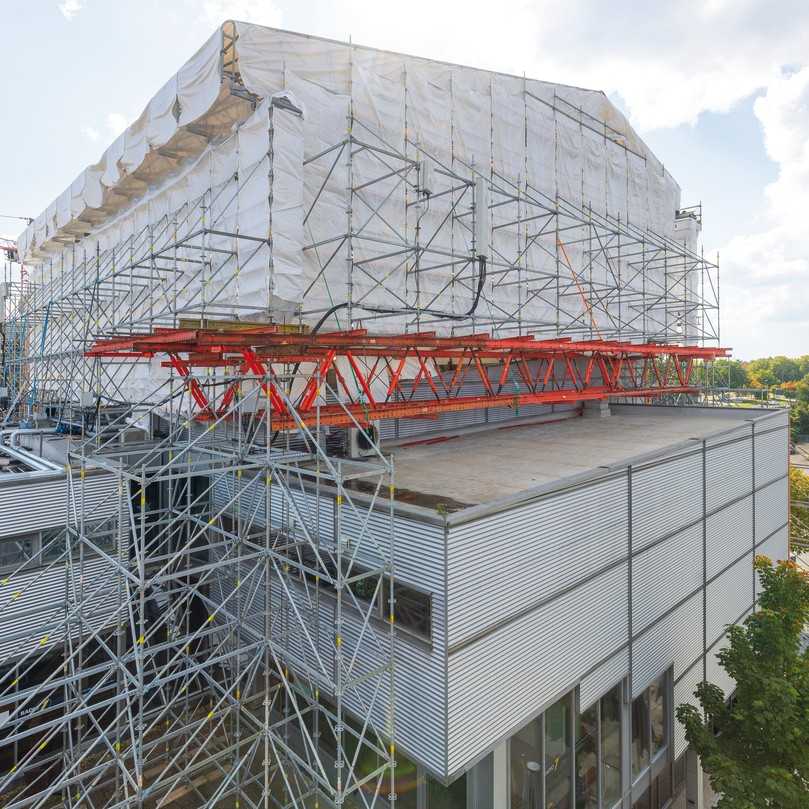 Die Überbrückung des nördlichen Anbaus erfolgte mit einer tragfähigen, 22 m frei spannenden Variokit-Fachwerkkonstruktion. | Foto: Peri Deutschland