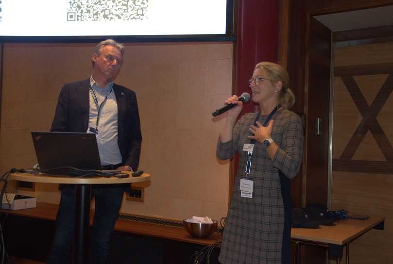 Reinhild Haacker referierte gleich zweimal. Themen: Kommunikation und Asbestfaserzement-Rohre. Links: Moderator Prof. Jens Hölterhoff. | Foto: B_I/Valdix