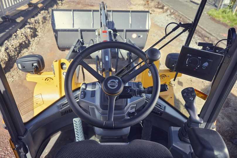 In der Kabine des Volvo L30 Radladers fällt das schlankere Armaturenbrett auf sowie das größere 5-Zoll-Display, das über ein Jogwheel gesteuert wird, und der ergonomische Multifunktions-Joystick. | Foto: Volvo CE In der Kabine des Volvo L30 Radladers fällt das schlankere Armaturenbrett auf sowie das größere 5-Zoll-Display, das über ein Jogwheel gesteuert wird, und der ergonomische Multifunktions-Joystick. | Foto: Volvo CE