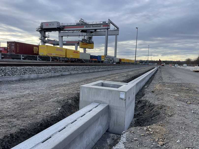 Gefertigt werden die Schlitzrinnen aus einer neuen Generation von Beton, dem sogenannten Riki-Ceton. Dies steht für ultrahochfesten Beton mit duktilen Eigenschaften nach AbZ DIBt-Nr. Z-74.4.178. | Foto: Hans Rinniger u. Sohn GmbH u. Co. KG