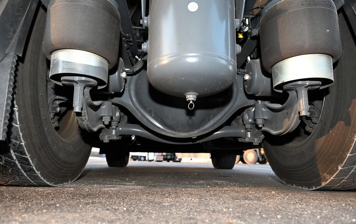 Der Stabi an der Hinterachse sitzt etwas tiefer und schützt damit das Achsgehäuse. | Foto: Quatex