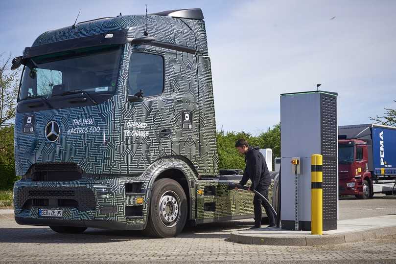 Künftig soll der eActros 600 per Megawattladen seine Energie bekommen. Erste Versuche mit 1.000 kW Ladeleistung hat Mercedes bereits erfolgreich in Wörth durchgeführt. | Foto: Daimler Truck AG Künftig soll der eActros 600 per Megawattladen seine Energie bekommen. Erste Versuche mit 1.000 kW Ladeleistung hat Mercedes bereits erfolgreich in Wörth durchgeführt. | Foto: Daimler Truck AG
